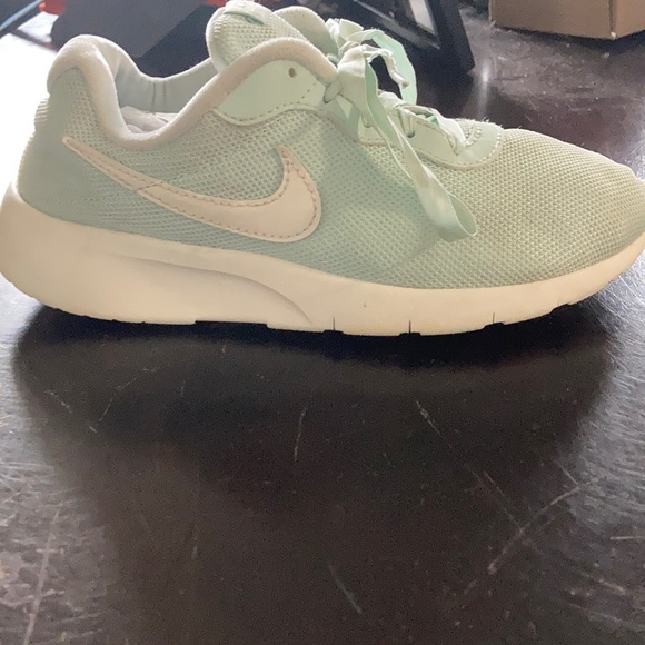 Nike - Picture 2 of 5